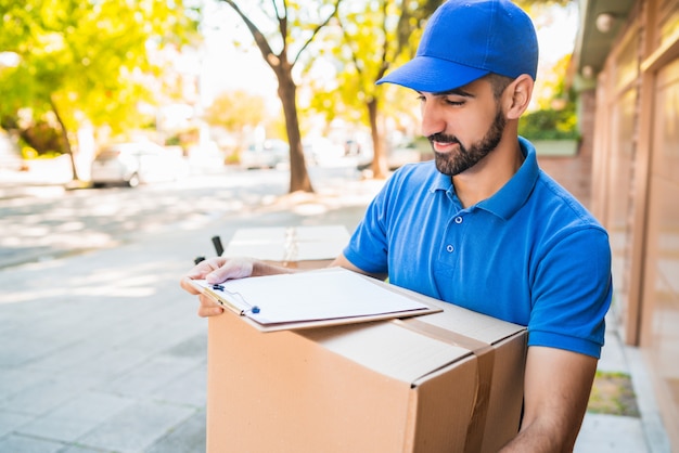 Livreur transportant le paquet à l'extérieur.