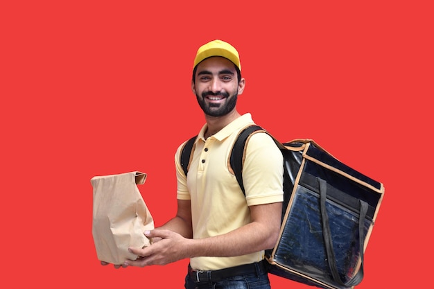 livreur transportant un sac en papier sac à dos avec des plats à emporter modèle pakistanais indien