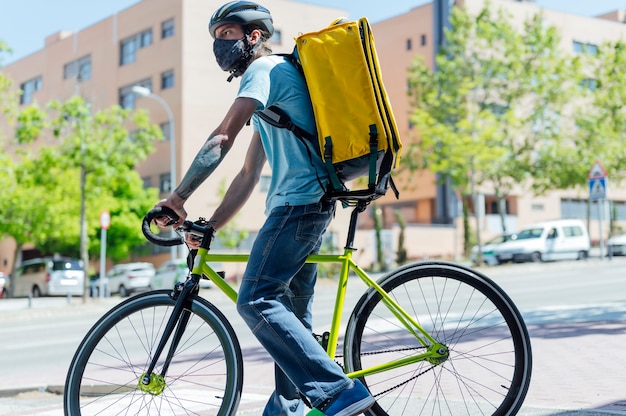 livreur à vélo avec masque