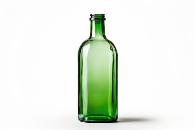 Élixir d'émeraude en bouteille de verre vert sur blanc