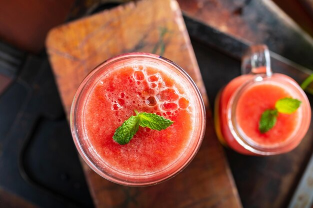 Élixir rafraîchissant Vue rapprochée du jus de tomate frais dans un verre éclatant avec une saveur vibrante en 4K