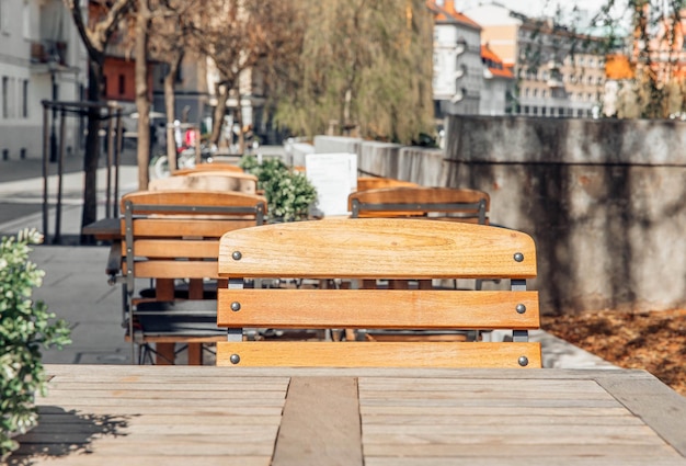 Ljubljana Slovénie 2023 4 avril Centre de la ville chaises de printemps près du café