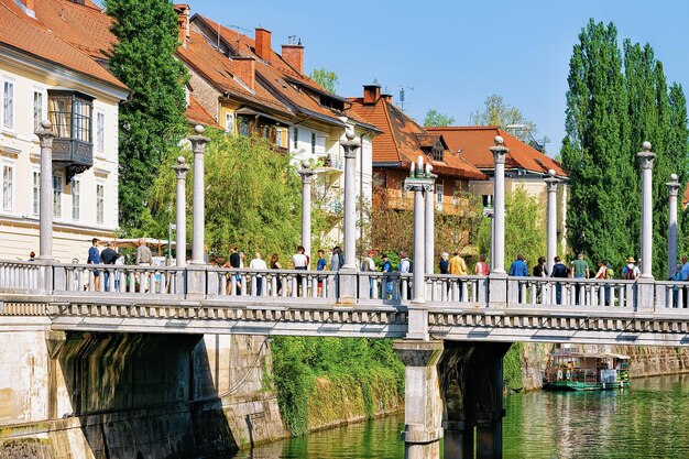 Ljubljana, Slovénie - 29 Avril 2018 : Les gens sur le Triple Pont et la rivière Ljubljanica dans le centre historique de Ljubljana, Slovénie