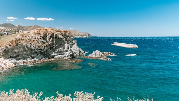 Llanca, Catalogne, Espagne. Vue sur la côte méditerranéenne et la petite ville balnéaire en été