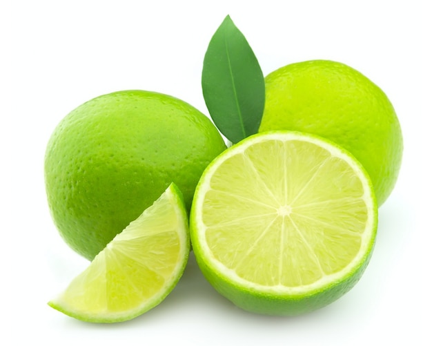 Lobes d'un citron vert avec la vie sur fond blanc