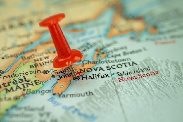 Localisation de la ville d'Halifax au Canada carte avec punaise rouge pointant vers l'Amérique du Nord en gros plan