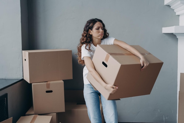 Une Locataire Fatiguée Transportant Une Boîte Avec Des Choses Quittant Un Appartement Loué Expulsion Dure Journée De Réinstallation