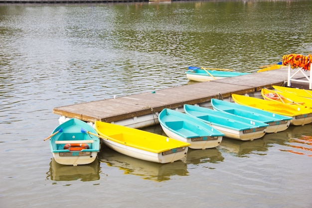 Location de barque sur le lac. Bateaux à quai. Prestations de location.