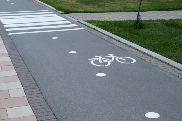 Location signe sur piste cyclable dans la ville. Marquage d'une piste cyclable sur le trottoir.