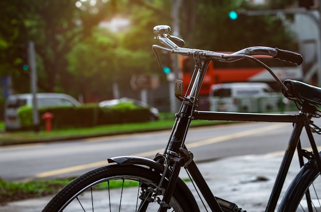 Location de vélos près de la rue à louer. Visite à vélo dans la ville de Singapour. Transport écologique et concept de mode de vie sain. Activité de plein air. Location de vélos.