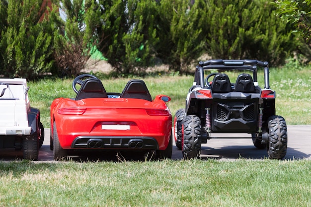 Location de voitures électriques pour enfants garées dans un parc de la ville