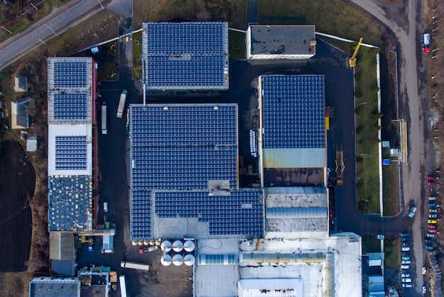 Locaux industriels avec les panneaux solaires sur le toit Panneaux solaires pour la production d'électricité écologique Vue du haut