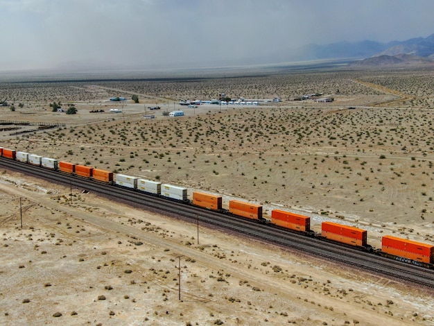 Locomotive de fret traversant le désert désert de l'Arizona Arizona USA