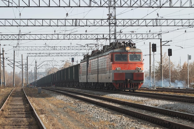 Locomotive de train de marchandises transportant du fret à la lumière du jour