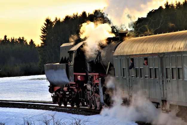 Locomotive à vapeur sur les voies contre le ciel