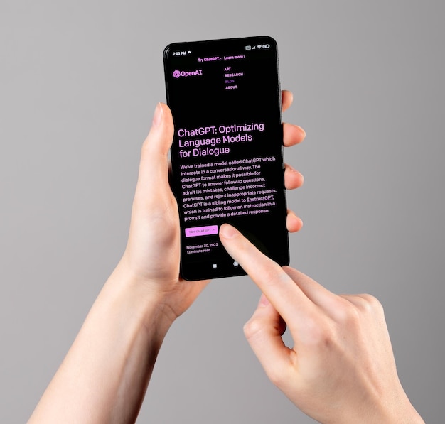 Lodz Pologne 01 mars 2023 Open AI page d'accueil du site Web mains de l'utilisateur essayant Chat GPT service de bot en ligne chatbot sur l'écran du smartphone dans les mains
