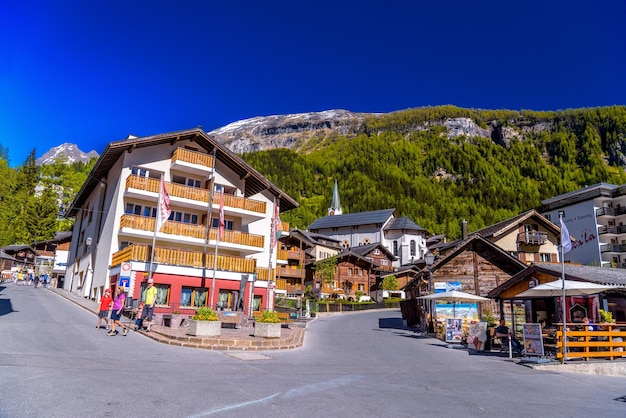 Photo loèche-les-bains suisse avr 2017 chalet et hôtels dans le village suisse des alpes leukerbad leuk vis