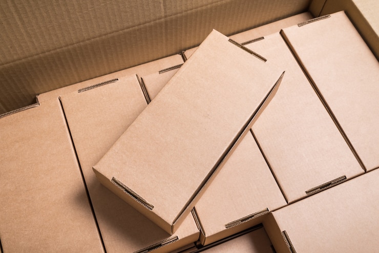 Photo lof de boîtes en carton dans l'entrepôt