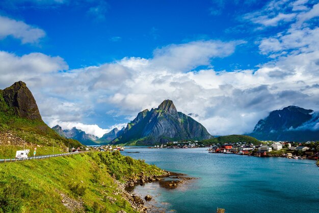 Les Lofoten sont un archipel du comté de Nordland, en Norvège. Est connue pour un paysage distinctif avec des montagnes et des sommets spectaculaires, une mer ouverte et des baies abritées, des plages et des terres intactes.