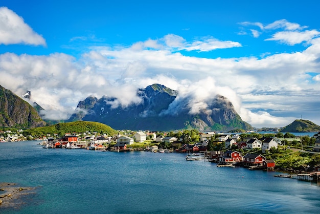 Les Lofoten sont un archipel du comté de Nordland, en Norvège. Est connue pour un paysage distinctif avec des montagnes et des sommets spectaculaires, une mer ouverte et des baies abritées, des plages et des terres intactes.