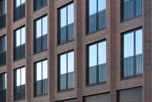 Loft en briques rouges avec grandes fenêtres.