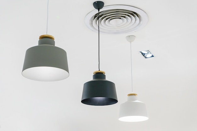 Loft suspension, lampe suspendue sur fond blanc. Éléments de l&#39;intérieur