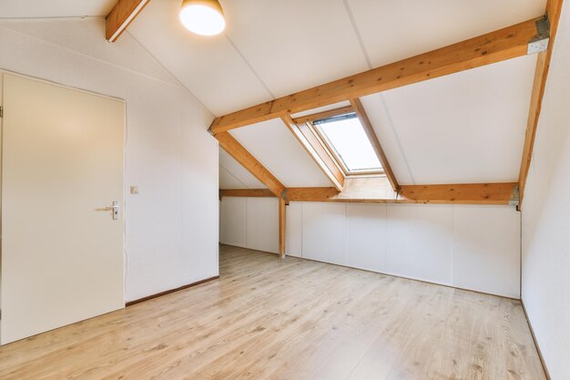 Loft vide avec grande fenêtre et porte