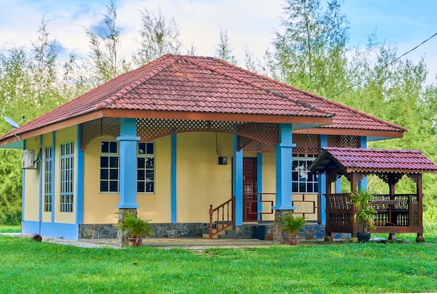 Logement de vacances. Une maison dans la jungle sur une île.