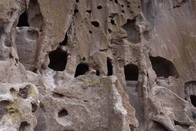 Logements de falaise de grès avec grottes et cavernes creusées