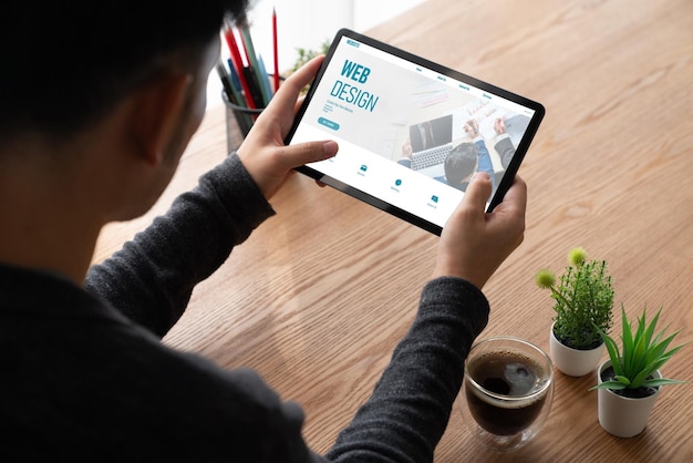 Un logiciel de conception de site Web fournit un modèle à la mode pour les affaires de vente au détail en ligne