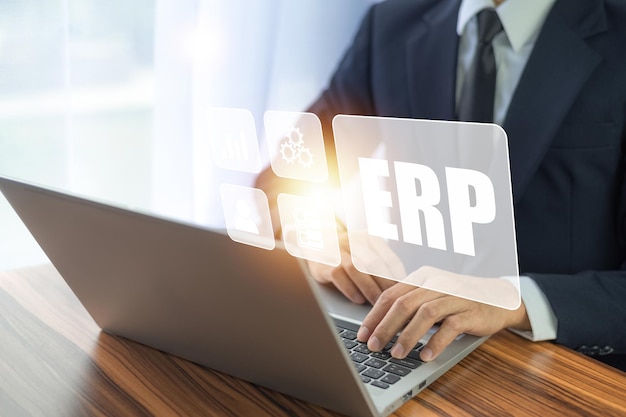 Logiciel ERP pour homme d'affaires utilisant un ordinateur pour documenter la gestion du concept de planification des ressources d'entreprise ERP