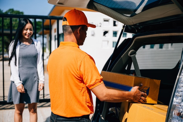 Une logistique efficace de livraison à domicile représentée comme un courrier livrant un colis en carton à une femme souriante