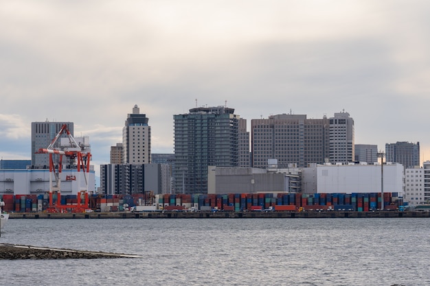 Logistique industrielle au bord de la mer.