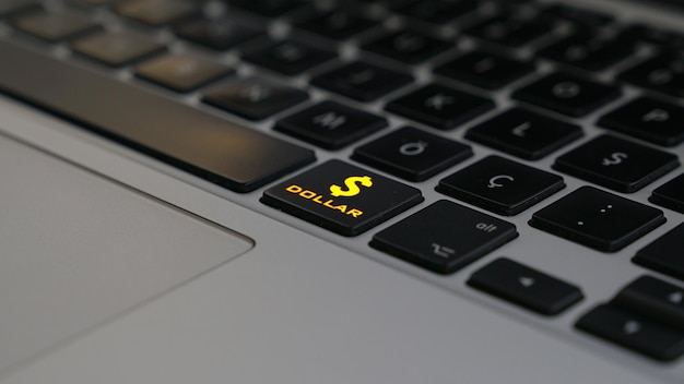 Logo d'argent dollar brillant sur un clavier d'ordinateur