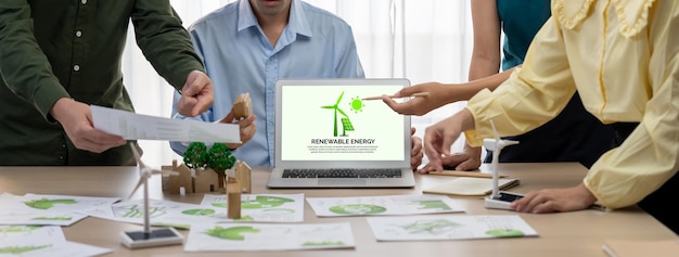 Photo logo d'énergie renouvelable affiché sur l'ordinateur portable délimitation du concept écoconservateur