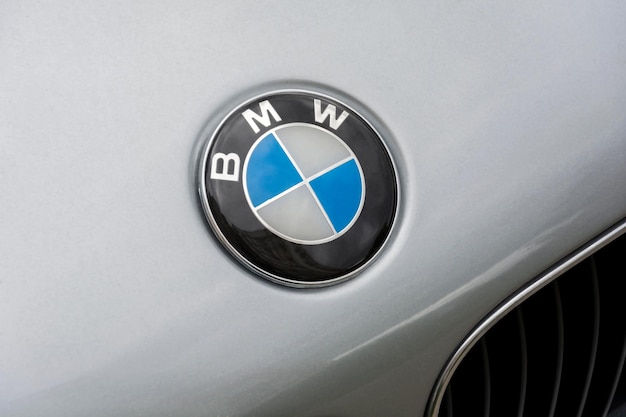 Le Logo De L'entreprise Automobile Allemande Bmw Sur Le Capot De