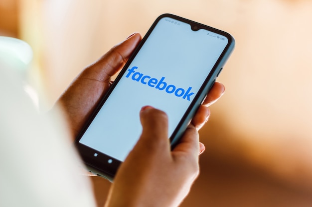 Logo Facebook vu affiché sur un smartphone