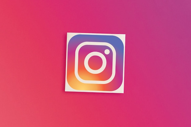 Logo Instagram sur fond rose