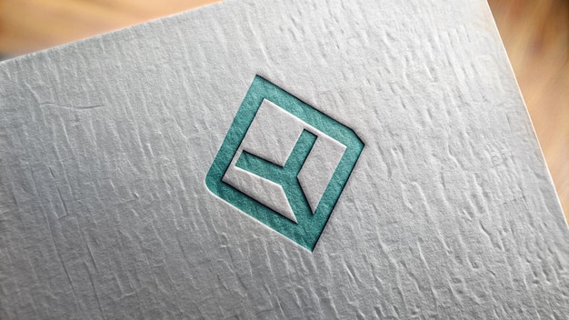 le logo sur le morceau de papier argenté est bleu