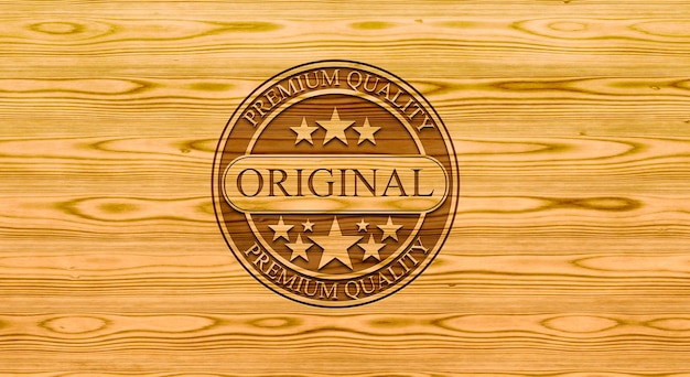 Logo de qualité sur table en bois.