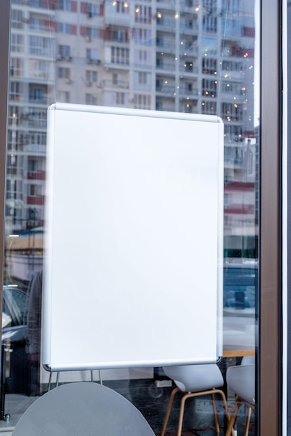 Logo rectangle blanc sur le mur avec fenêtres extérieures pour la conception de maquettes