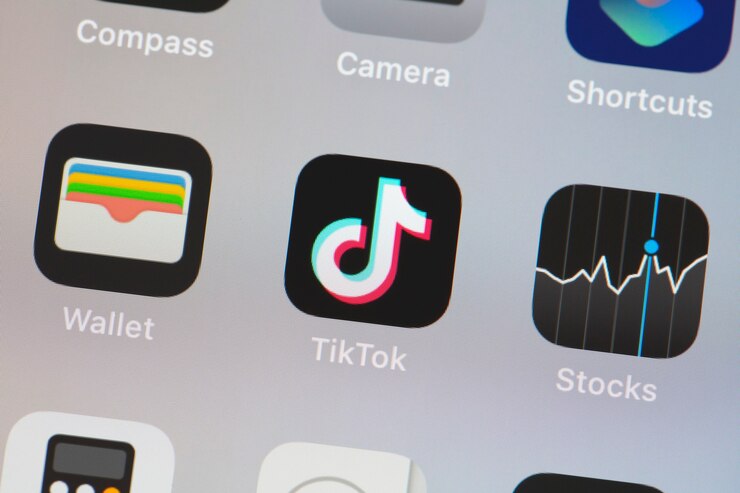 Logo Tik Tok sur l'écran gros plan du smartphone