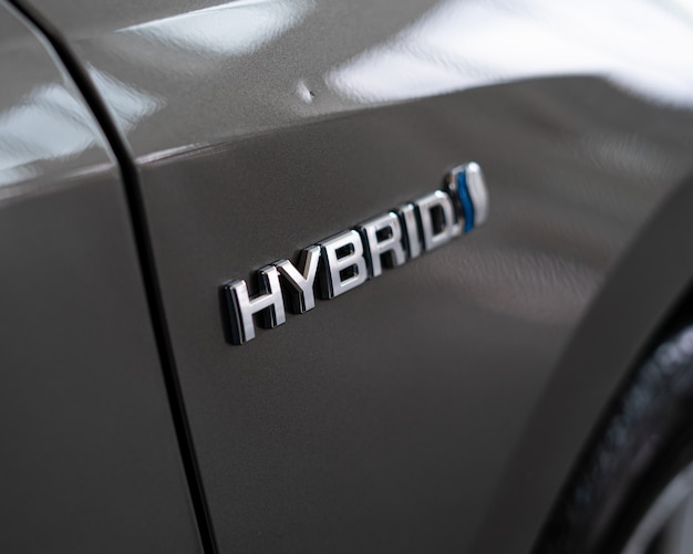 Photo logo de voiture hybride à l'arrière de l'automobile