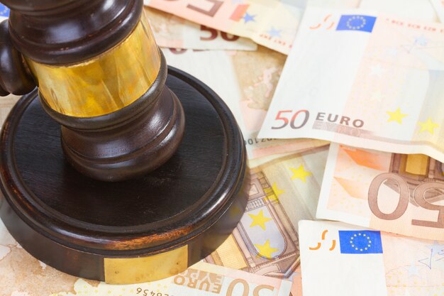 La loi en bois Gavel et Euro Money close up