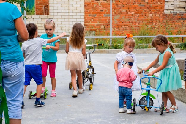 Photo loisir des enfants d'âge préscolaire animateurs d'une fête pour enfants jouer et développer des jeux pour enfants