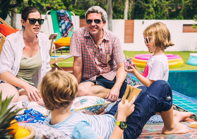 Loisirs en famille au bord de la piscine