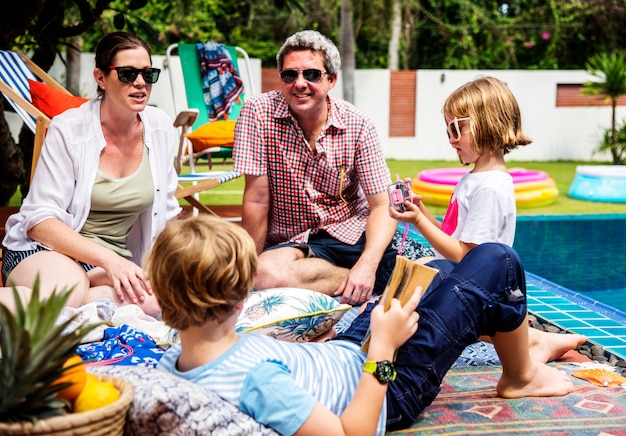 Loisirs en famille au bord de la piscine