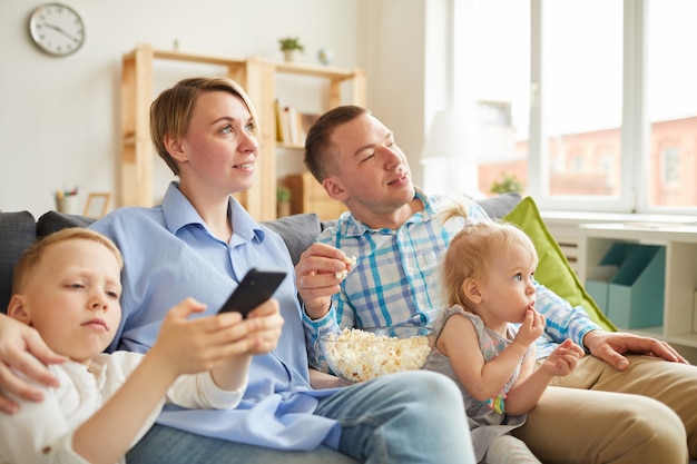 Loisirs en famille devant un téléviseur