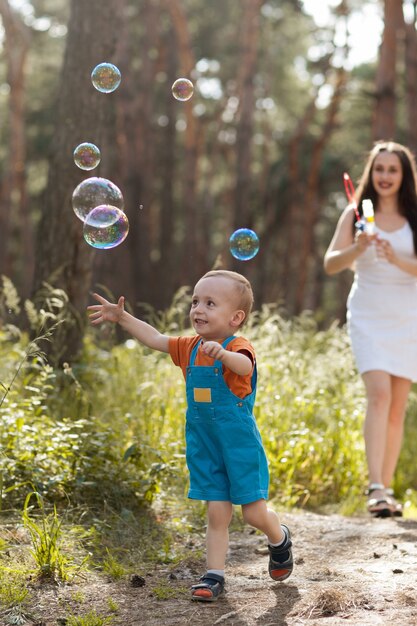 loisirs en famille à l'extérieur. enfant et maman. moments heureux.