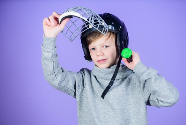 Loisirs et mode de vie actifs Enfance saine Rejoindre l'équipe de baseball Concept d'entraînement de baseball Garçon dans un casque tenant une batte de baseball Sport et passe-temps Se soucier de la sécurité Un adolescent aime le match de baseball